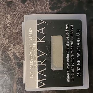 New in packaging! Ivy Garden Mary Kay magnetic mineral powder eye color